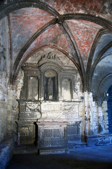 Fig. 9 - Retable en pierre aménagé à l’angle intérieur des galeries sud et ouest du cloître