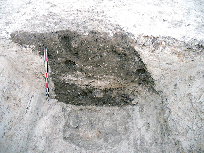  Fig. 1 - Silo enterré situé sur le versant oriental du plateau