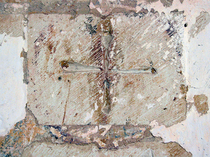  Fig. 4 - Croix incisé dans le parement 
