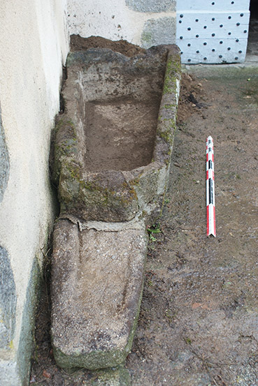 Fig. 4 - Sarcophage découvert sous la chapelle ouest en 1874