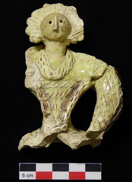 Fig. 1 - Figurine décorant un vase prélevé dans les latrines