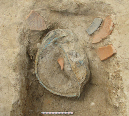 Fig. 5 - Vue du bassin en bronze lors de sa découverte