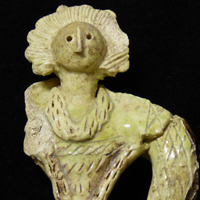 Fig. 1 - Figurine décorant un vase prélevé dans les latrines